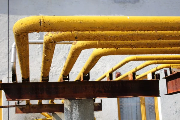 Industriegaspipelines und Betonstützen — Stockfoto
