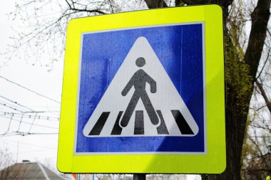 yaya geçidi yol levhası