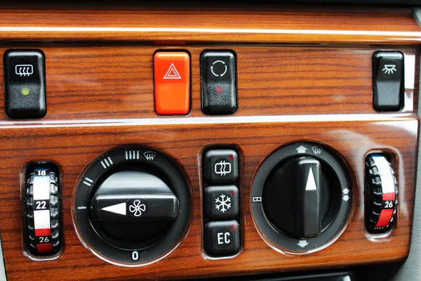 오래 된 기후 컨트롤 버튼 및 레 귤 레이 터 — 스톡 사진