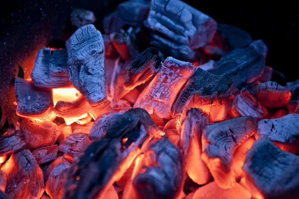 非常に熱いキャンプファイヤー燃え差し (熱い石炭) — ストック写真