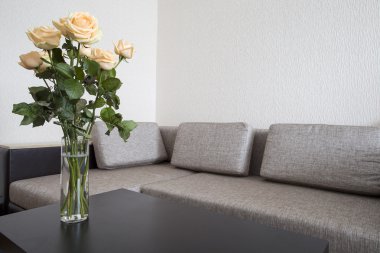 bir gül koltuk ve masa