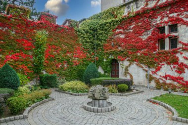 10-13-2021 Smolenice, Slovakya Smolenice Şatosu. Küçük Karpatlar 'ın doğu yamacında, Slovakya' nın Smolenice kasabası yakınlarında bir kale..