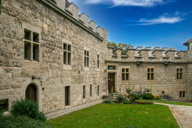 10-13-2021 Smolenice, Slovakya Smolenice Kalesi Küçük Karpatlar 'ın doğu yamacında, Slovakya' nın Smolenice kasabası yakınlarında..