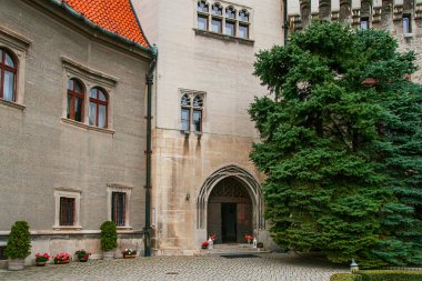 10 / 13 / 2021 Smolenice, Slovakya Smolenice Kalesi. Slovakya 'nın Smolenice kasabası yakınlarındaki Küçük Karpatlar' ın doğu yamacında ünlü, tarihi bir kale..