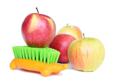 elma ve üzerinde beyaz izole fırça