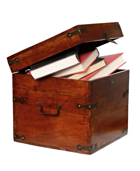 Книги в деревянном ящике — стоковое фото