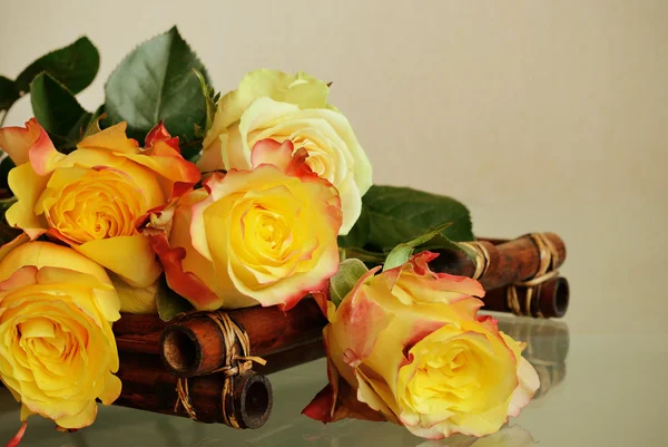 Roses on a bamboo tray — Stock Photo, Image