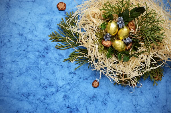 Huevos de Pascua en el nido —  Fotos de Stock