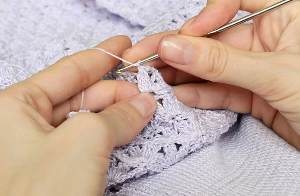 Women's hands and crocheting — Stock Photo, Image