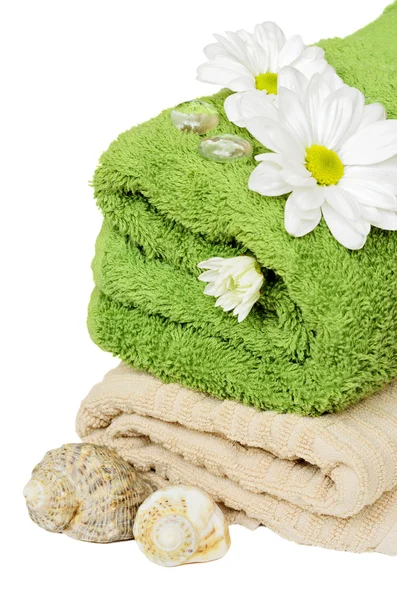 Handdoek en madeliefjes voor ontspanning — Stockfoto