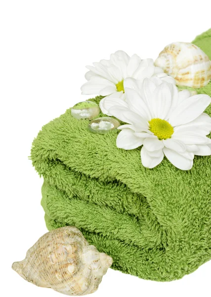 Towel and daisies — Stock Photo, Image