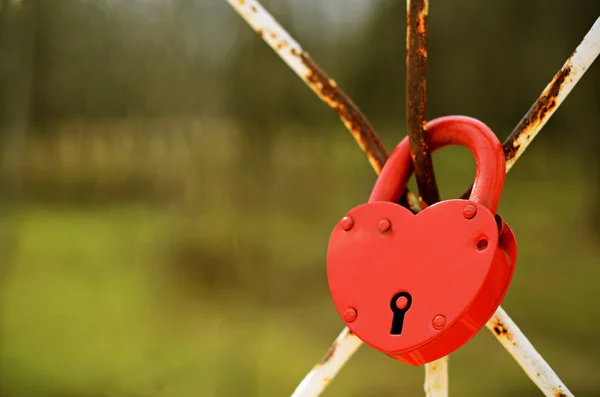 Cerradura roja en forma de corazón — Foto de Stock