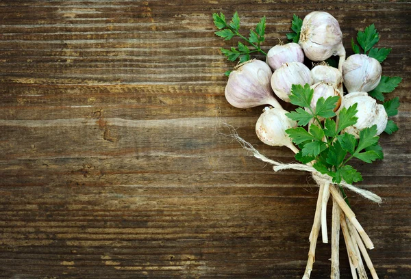 Bund Knoblauch und Petersilie — Stockfoto