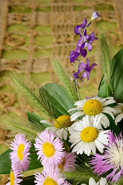Fleurs sauvages sur fond d'artisanat — Photo