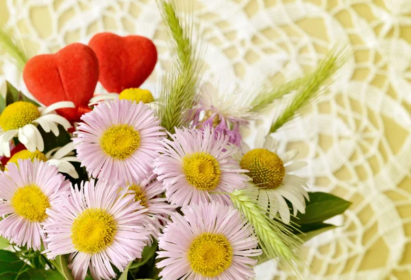 Bouquet of pink and white chamomiles and two hearts — Stock Photo, Image