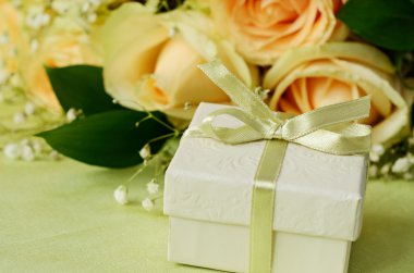 Bir buket gül ve hediye kutusu.