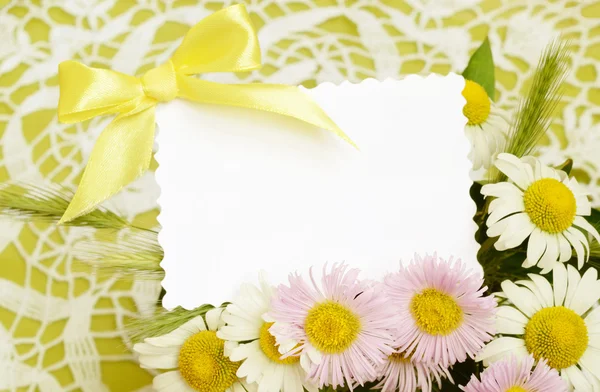 Bouquet de marguerites blanches et roses avec carte — Photo