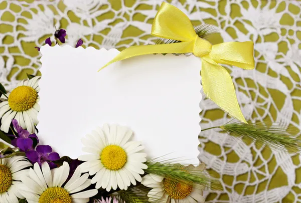 Ramo de flores con una tarjeta —  Fotos de Stock