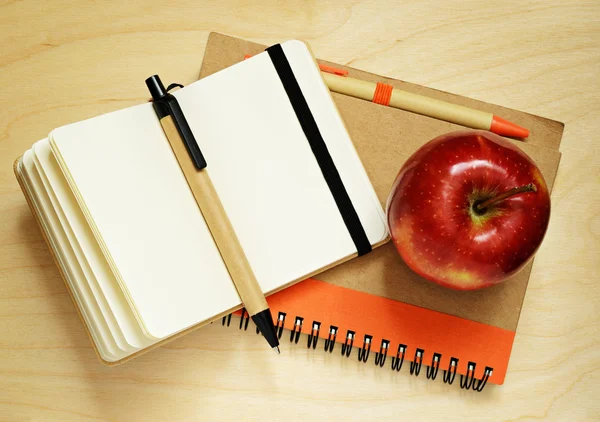 Cuadernos y manzana — Foto de Stock