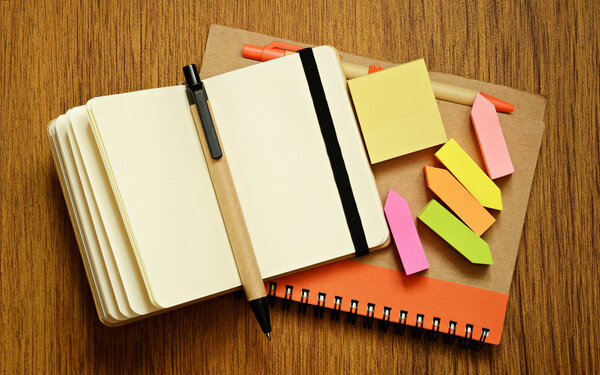 Ноутбуки, ручки и наклейки
