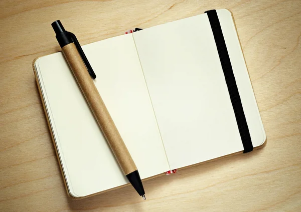 Notebook e penna aperti — Foto Stock