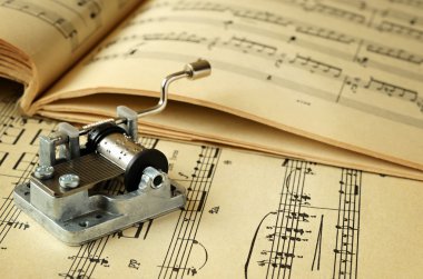 laterna ve müzik sayfaları