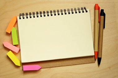 defter, çıkartmalar ve kalemler