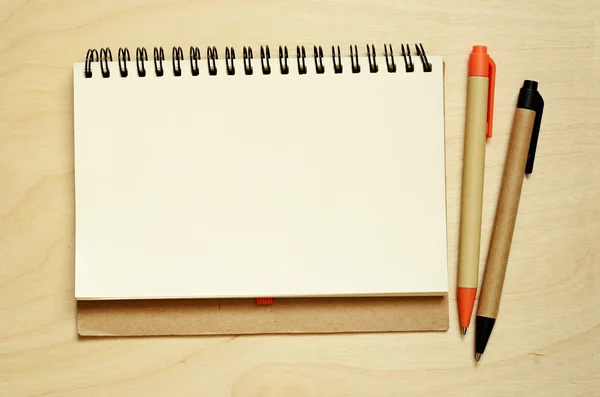 Caderno e canetas na mesa — Fotografia de Stock