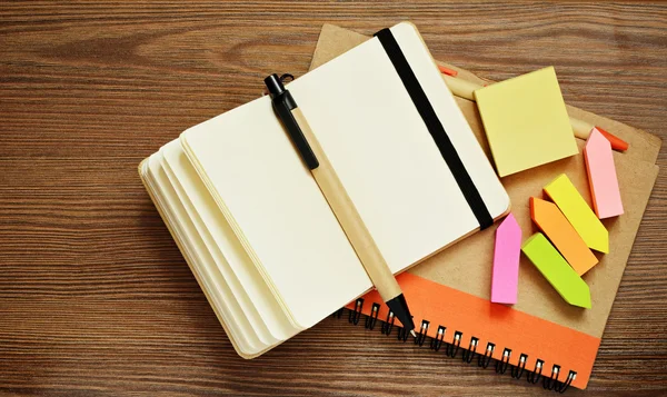 Cadernos, canetas e adesivos — Fotografia de Stock