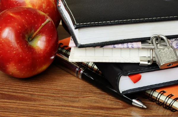 Notebooks, pen and apples — Stock Photo, Image