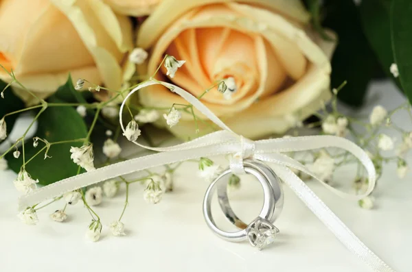 Svatební a zásnubní prsteny Royalty Free Stock Fotografie