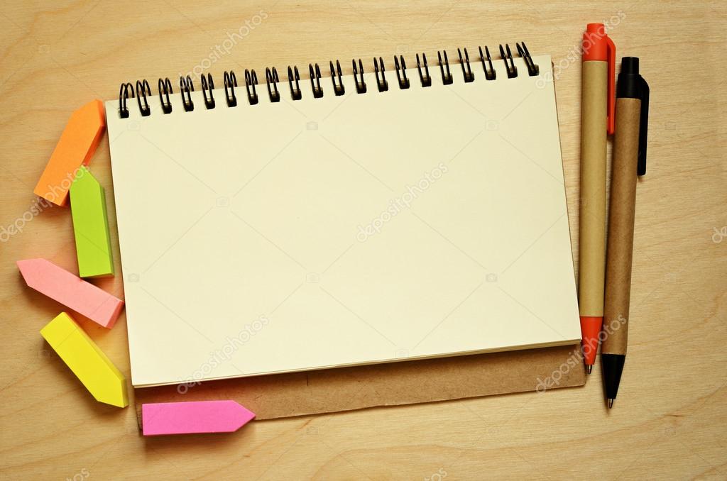 Carnet ouvert avec un stylo et une note autocollante Stock Photo
