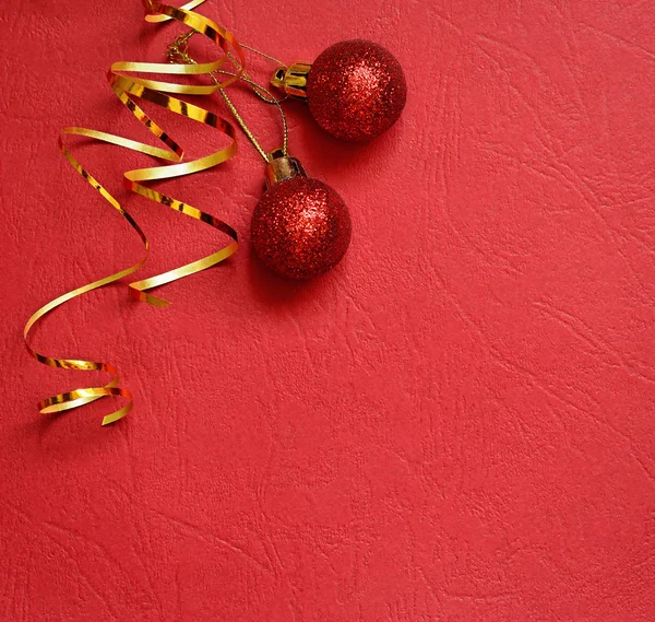 Fond rouge avec des boules de Noël dans un coin — Photo