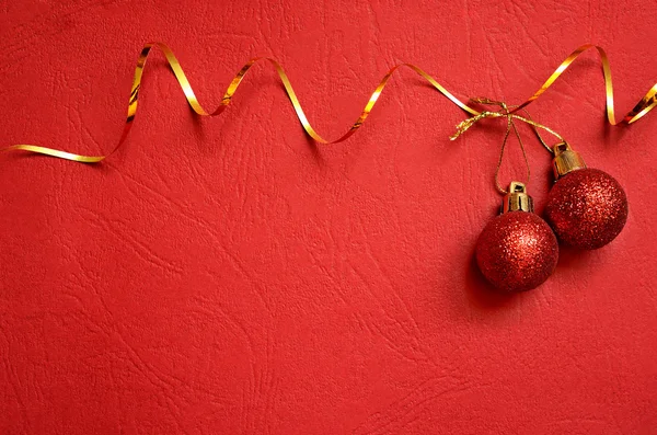 Röd bakgrund med julgranskulor — Stockfoto