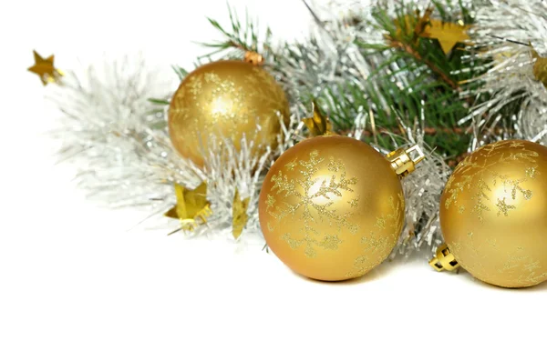 Kerstballen met klatergoud en pine tree — Stockfoto