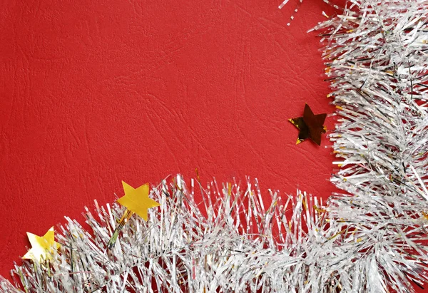 Tinsel blanco sobre fondo rojo — Foto de Stock