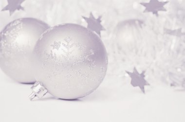 Noel topları ile tinsel ve yıldız