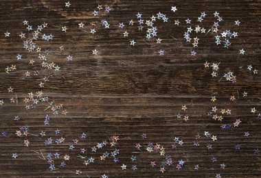 koyu ahşap zemin üzerinde küçük yıldız