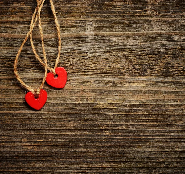 Dos corazones sobre fondo de madera — Foto de Stock