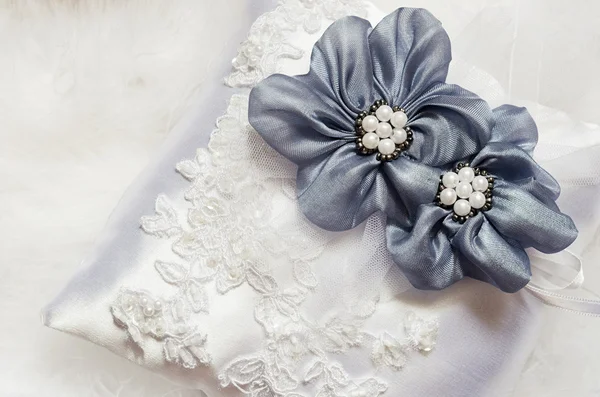 Saten yastık üzerinde mavi çiçekler — Stok fotoğraf