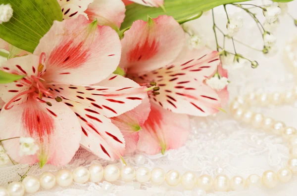Bouquet di fiori e perle — Foto Stock