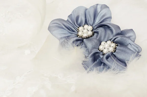 Blaue Blumen auf weißer Spitze — Stockfoto
