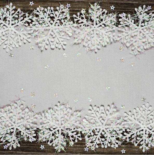 Silberner Hintergrund mit Schneeflocken — Stockfoto
