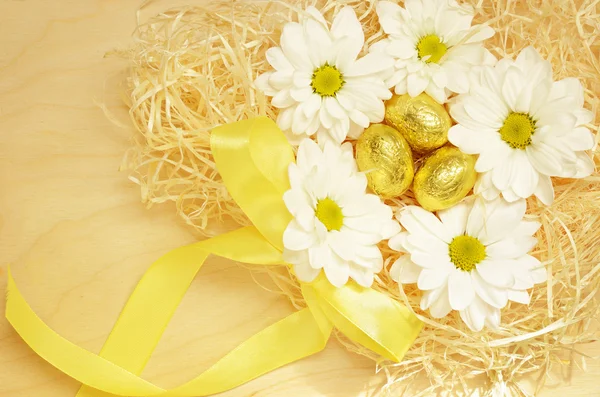 Ovos dourados e flores para a Páscoa — Fotografia de Stock