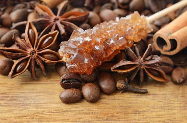 Duftende Gewürze, Kaffee und brauner Zucker — Stockfoto