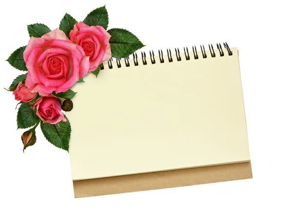 Σημειωματάριο και ροδαλά λουλούδια — Φωτογραφία Αρχείου