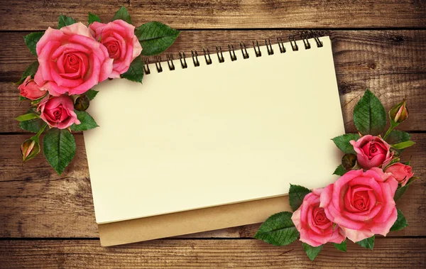Notepad and roses — Stock Photo, Image