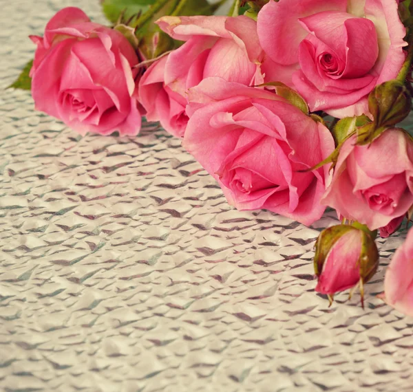 Różowe kwiaty róży na szkle — Zdjęcie stockowe