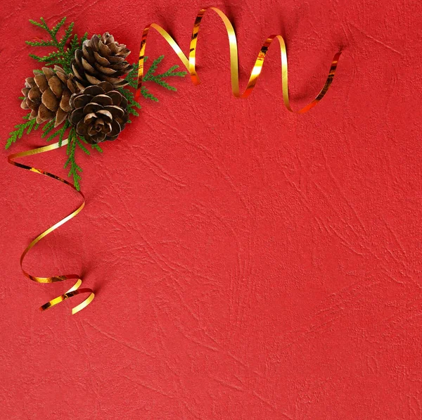 Juledekorasjoner Med Gyllent Bånd Hjørne Rød Papirbakgrunn Flat Sett Ovenfra – stockfoto