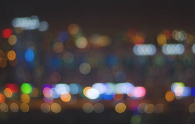 Şehir ışıklarının bulanık arkaplanı. Renkli bokeh.